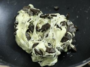 记得用刮刀稍微把它们混一下之后，就用手轻轻地折叠几次。不要太用力，以至于把饼干弄得太碎。