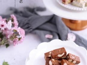 【D.巧克力腰果牛轧糖】
配方：棉花糖180g、奶粉105g、可可粉10g、黑巧克力30g、腰果150g、黄油35g