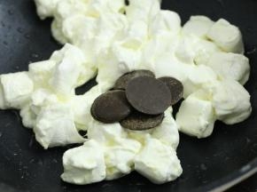 巧克力在棉花糖全部沾上黄油之后就倒进去，一起混匀。