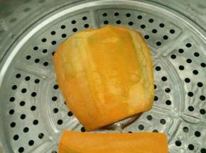 南瓜上锅蒸熟，凉凉至手温。