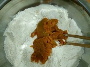 除红豆外的所有材料混合，加入南瓜泥。