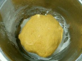 揉成面团，盖上保鲜膜发酵一个小时。