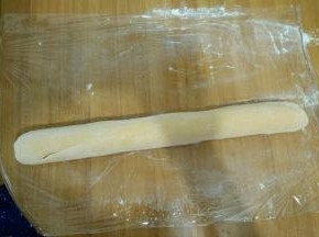 拿出面团充分排气，搓成条。