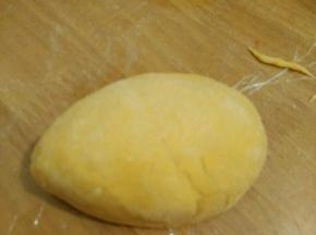 取个剂子搓成滴水状。(如图所示)