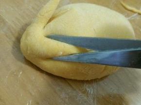 在另一侧也剪一刀。