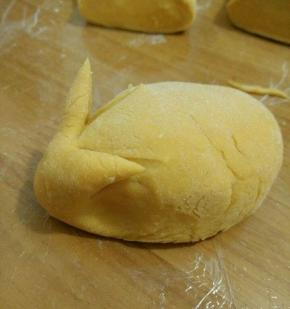 然后用拇指和食指在两只耳朵下面一点的地方，压一下。