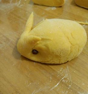 按上一颗红豆做眼睛。