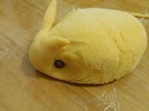 按上一颗红豆做眼睛。