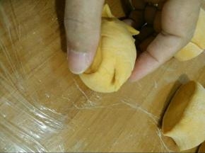 最后在尾部剪一刀，做兔尾巴。