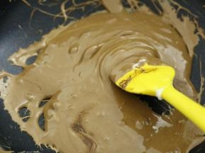 注意不要等到棉花糖全部融化之后再加巧克力，不然等到巧克力融化，棉花糖已经熬太久了，成品会硬。