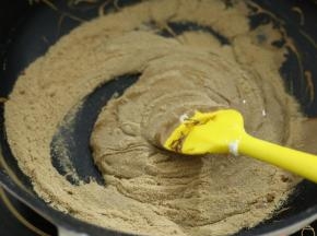 最好用黑巧克力。这样可以降低牛轧糖的甜度。