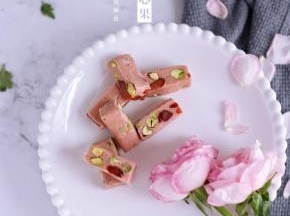 【E.草莓开心果牛轧糖】
配方：棉花糖180g、奶粉105g、冻干草莓粉10g、开心果50g（去壳后）、冻草莓干80g、黄油40g