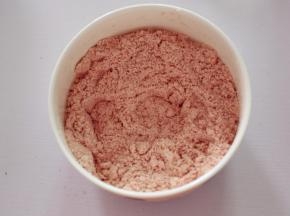 冻干草莓粉先和奶粉混匀。