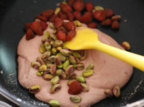 冻草莓干不要切开，这样最好成品会更好看，吃起来口感也更好！