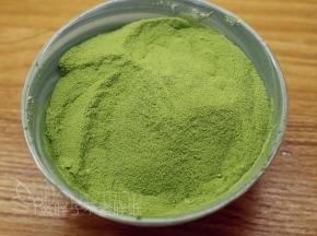 抹茶粉和奶粉倒入碗中，用迷你打蛋器将它们混合均匀。