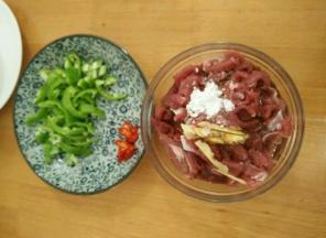 准备食材并切好，牛肉加入适量生抽、料酒、姜和一勺淀粉以及食用油，抓匀腌半个小时。