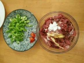 准备食材并切好，牛肉加入适量生抽、料酒、姜和一勺淀粉以及食用油，抓匀腌半个小时。