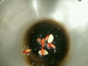 锅烧热放适量油，下辣椒和蒜头爆香。
