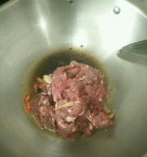 下牛肉快速翻炒。