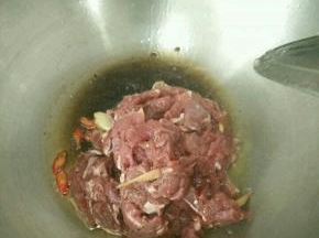 下牛肉快速翻炒。
