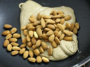 咖啡最好选择纯咖啡粉，三合一咖啡有糖份存在，成品会比较甜。