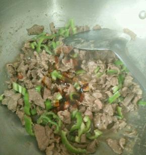 加入耗油，快速翻炒十几秒后出锅。