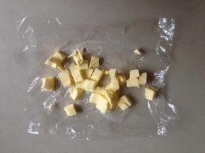 黄油切成小粒状，室温放软