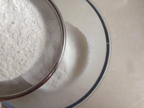 将面粉、泡打粉、盐混合后过筛一次