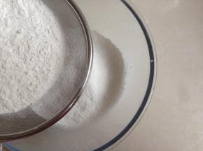 将面粉、泡打粉、盐混合后过筛一次