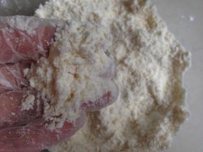 用双手搓成粗玉米粉状