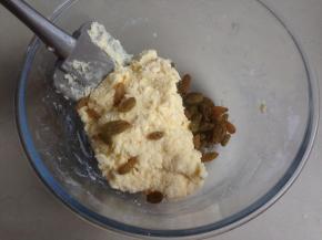 用刮刀切拌，加入葡萄干