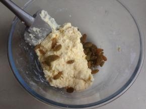 用刮刀切拌，加入葡萄干