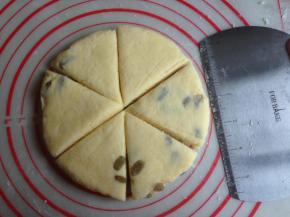 用擀面棍将面团擀成6寸大小，用切面割刀切成6等份