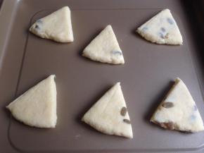 放在不粘烤盘上，涂上蛋液