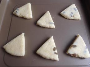 放在不粘烤盘上，涂上蛋液