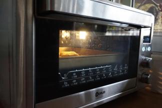 将东菱K40C烤箱预热到上下火180度，烤盘放在中下层，烘烤20分钟左右