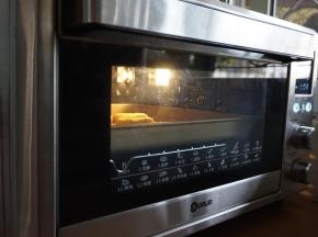 将东菱K40C烤箱预热到上下火180度，烤盘放在中下层，烘烤20分钟左右