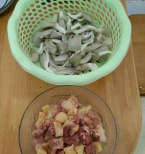 鸡肉洗干净砍成块，凤尾菇洗后要挤干水份，这样它才可以喝到鸡汤。要不然煮出来水水的，没味道。