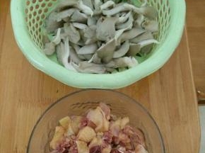 鸡肉洗干净砍成块，凤尾菇洗后要挤干水份，这样它才可以喝到鸡汤。要不然煮出来水水的，没味道。