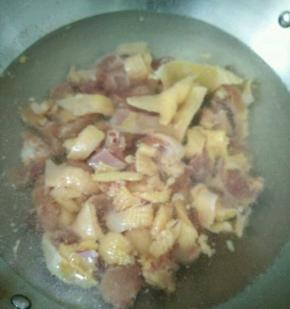 锅里放水，下鸡肉焯一下。