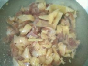 锅里放水，下鸡肉焯一下。