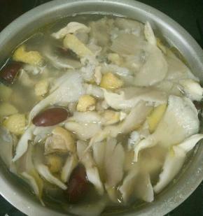 另取个汤锅放水、红枣和姜片烧开，把焯好的鸡肉放进去，加入适量料酒煮15分钟左右。然后加适量盐，放入凤尾菇，再煮七八分钟即可关火。