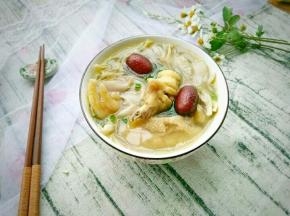 喝上一碗鸡汤，温暖你的胃。