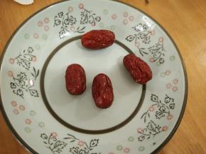 红枣洗干净，去核。