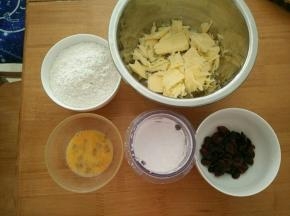 准备好所有材料。蔓越莓可以剪小些。