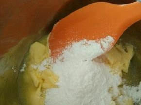 加入糖粉，翻拌均匀。