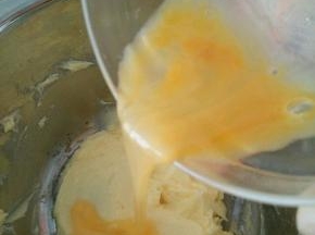 分次加入蛋液，每次都要搅拌均匀。