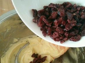 加入蔓越莓，拌匀。