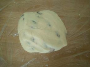 筛入低筋面粉，揉成团。