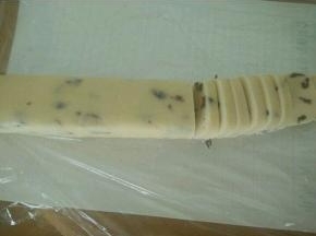 整形好用油纸包好放冰箱冷冻一个小时，拿出来切成厚度一样。烤箱预热。